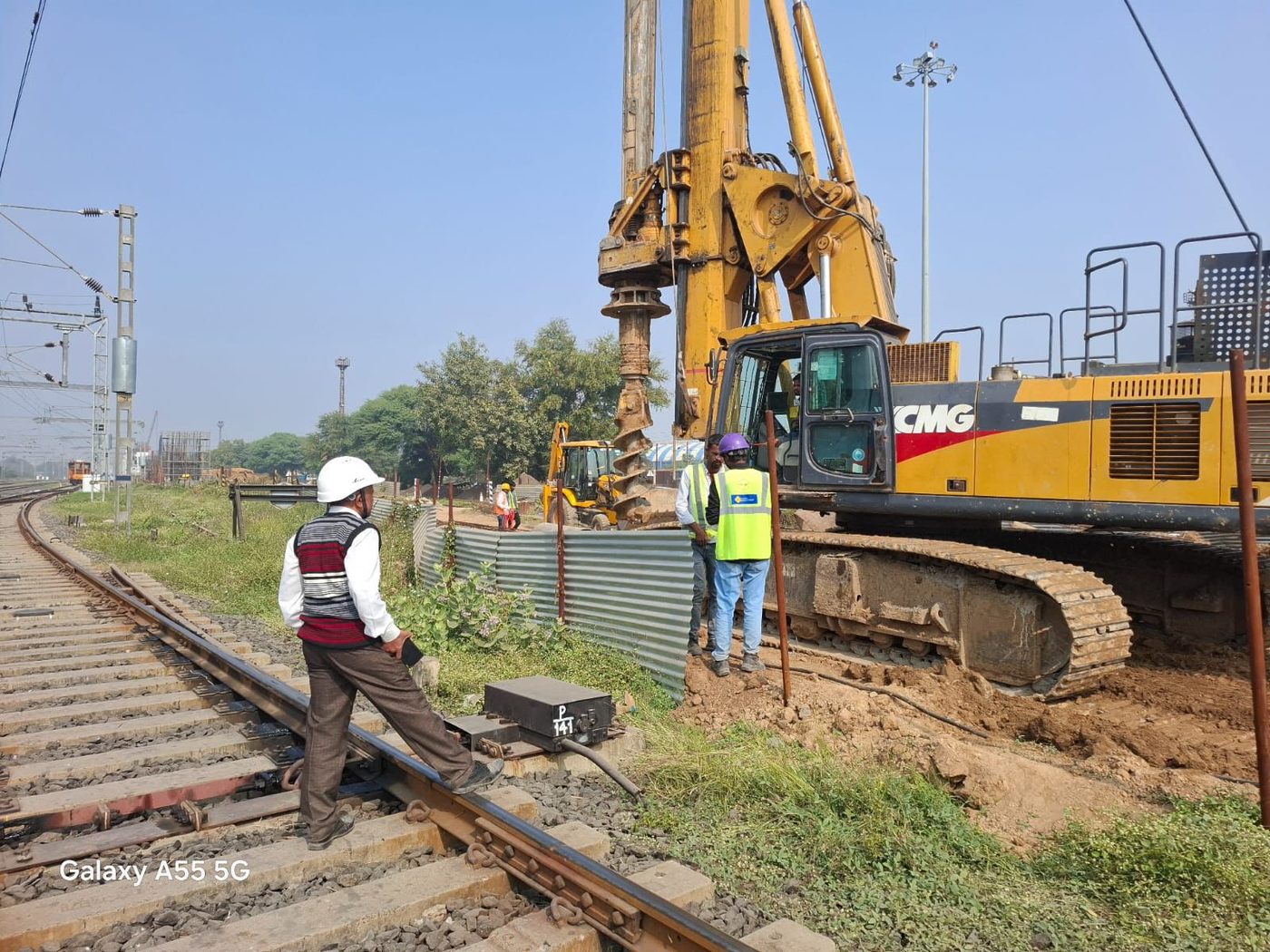 Hydraulic piling rig on site